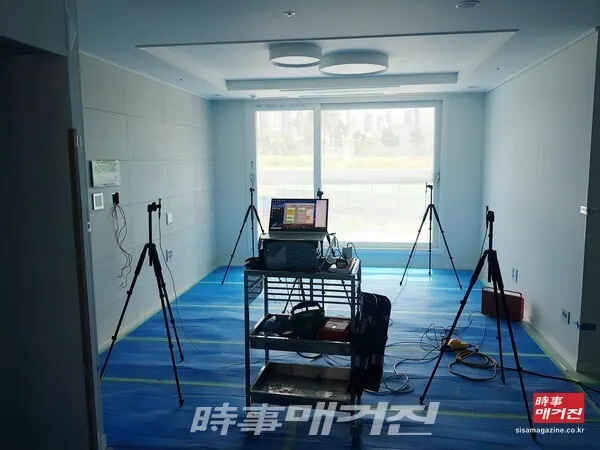 이르면 2022년 7월부터 건설되는 공동주택(사업계획승인 건부터 적용)에 대해 층간소음 사후 확인제도가 시행된다. 완충재 자체의 소음차단 성능을 평가하는 현재의 사전 인정제도는 폐지된다.(사진_뉴시스)