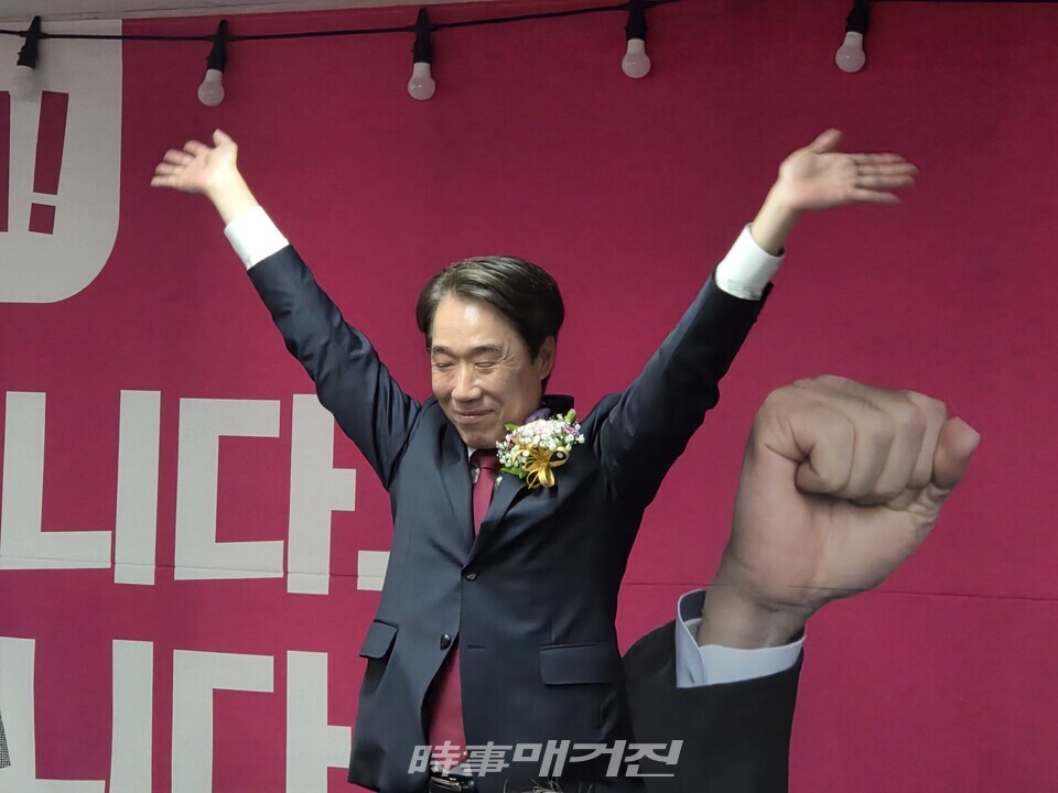 최윤홍 부산시교육감 예비후보가 부산진구 선거사무소 개소식에서 지지자들과 인사를 나누며 본격적인 세 확산에 나서고 있다.(사진_이규혁 기자)