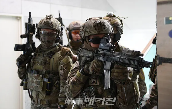 해군 진해기지사령부는 “30일 국방과학연구소 해양기술연구원에서 진해경찰서와 함께 군·경 합동 대테러훈련을 실시했다”고 밝혔다.사진은  30일 국방과학연구소에서 실시된 군ㆍ경 합동 대테러훈련에서 해군 특수전전단 특임대가 테러범 제압을 위해 건물 내부로 진입히고 있다. (사진_해군 진해기지사령부)
