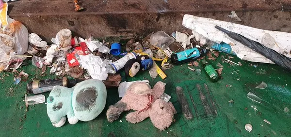 재활용 쓰레기로 보이는 병과 분리수거가 안된 채  폐기물이 나 뒹굴고 있다.(사진_한차익 기자)