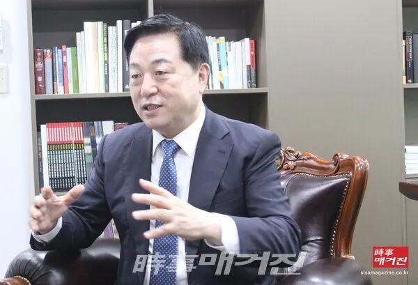 김두관 전 국회의원이 시사매거진과의 인터뷰에서 향후 계획과 비전을 밝히고 있다.(사진_시사매거진)
