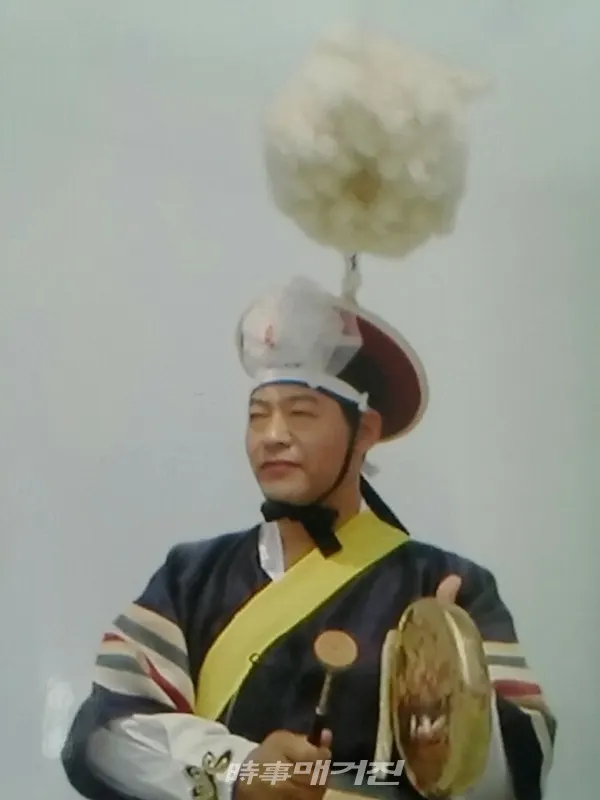 허영욱 이사상은 ‘채상 뻣 상모 명인’이요 ‘마지막 전수자’다. 그는 “어릴 적 선친께서 동네 잔칫날이면 소고춤을 잘 추시고 그러셨는데, 정원 대보름날 행사 등을 따라다니며 보면서 배운 게 농악을 하게 된 동기”라고 말한다.