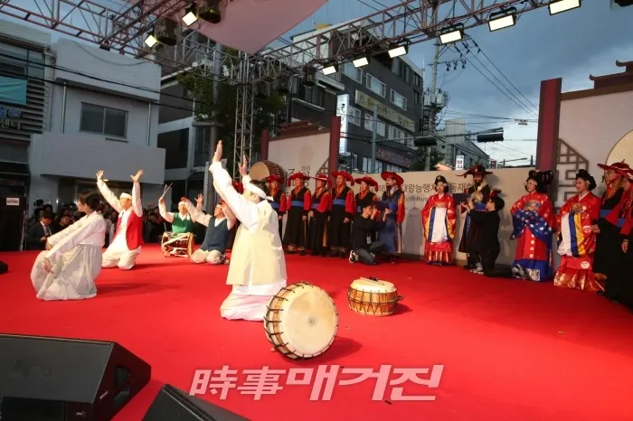 6일(토) 금천구에 마련된 특설무대에서 백성들의 억울한 사연을 들어주는 ‘격쟁’이 재현됐다. [사진_금천구청 제공]