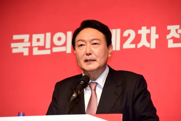 국민의힘 윤석열 대선 후보가 5일 서울 용산구 백범김구기념관에서 열린 제2차 전당대회에서 제20대 대통령 선거 후보에 선출된 후 기자회견을 하고 있다.(사진_국회사진기자단)