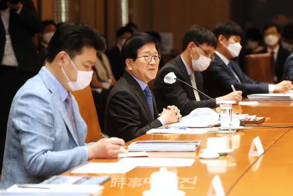박병석 의장이 31일 오전 국회 접견실에서 국회의장 취임 후 처음으로 국회 소속기관 업무보고를 받고 있다.(사진_국회)