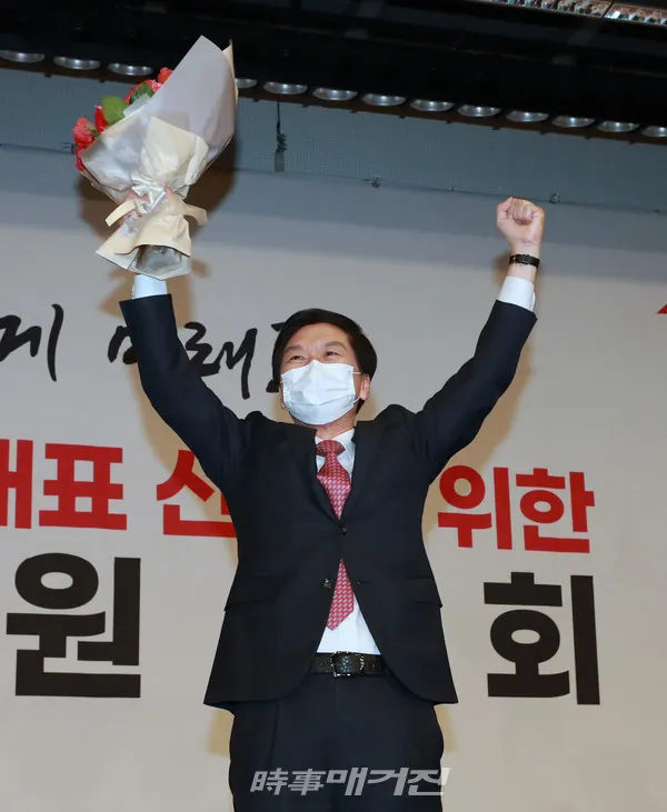 김종인 국민의힘 비상대책위원장이 지난달 8일 서울 여의도 국회에서 기자회견을 하고 있다. 김 위원장은 당을 떠나면서 “지난 1년간 국민의힘은 근본적 혁신과 변화를 위해 나름대로 노력했지만, 아직 부족한 점투성이”라며 “국민의 승리를 자신들의 승리로 착각하지 말라”고 쓴소리를 날렸다.(사진_공동취재단)