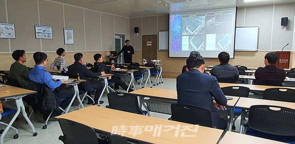 목포해양경찰서는 11일 오후 3시경 해양환경공단 목포지사에서 서해지방해양경찰청, 목포해경, 해양환경공단, 민간드론업체 (주)미디어포유 등 기관․단체 13여명이 참석해 드론을 활용하여 해양사고를 예방하고 현장 대응 능력을 강화하기 위해 협업회의를 개최했다.(사진_목포해양경찰서)