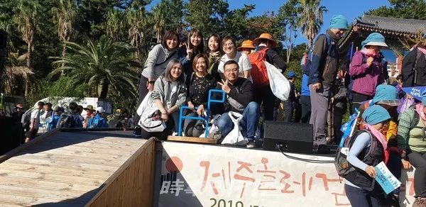 제주관광공사는 제주특별자치도와 10월 31일부터 오는 11월 3일까지 홍콩의 한국 여행 전문 인플루언서들을 대상으로 제주 가을 콘텐츠 홍보 팸투어를 진행하고 있다.사진은 콩 인플루언서 초청 제주 가을 콘텐츠 홍보 팸투어 모습이다.(사진_제주관광공사)
