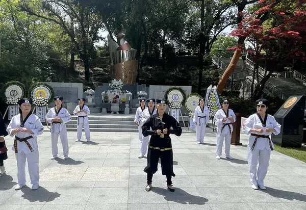 4.19혁명 민주화운동기념식에서 행복나루 실버태권도 시범단의 품새 준비.(사진_이경태강사, 튼튼한태권도 관장)