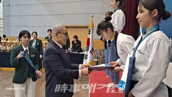 입상한 선수들에게 시상하고 있는 대한태권도협회 황인식 품새 심판분과 의장(사진_박경환 기자)