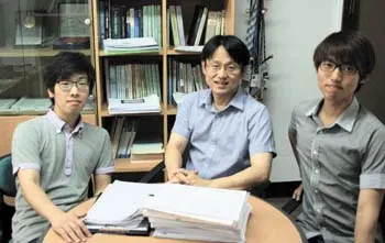 ▲ 공주대학교 해양물리연구실의 장유순 교수(중앙)와 연구사업에 참여하고 있는 이성화(오른쪽), 임병준(왼쪽) 연구원