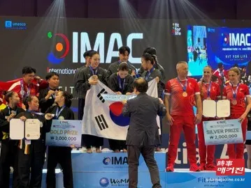 (사진제공 = 세계무술연맹 허권 총재, 17일 문체부 장관상 대상 시상식에서 한국, 베트남, 불가리아팀과 / 세계무술연맹 )