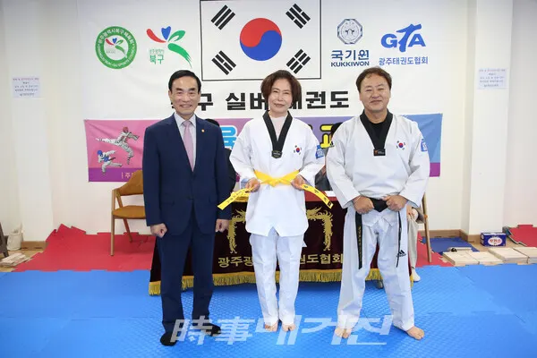 심사를 마치고 윤판석회장으로부터 노란띠를 수여 받은 실버태권도 김영자 반장과 김희석강사 와 함께 (사진_정연수 기자)