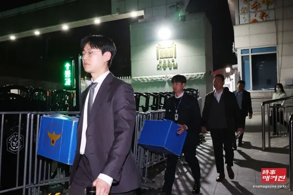 경찰 비상계엄 특별수사단이 지난 4월 16일 서울 용산 대통령실 청사에서 압수수색을 시도를 마친 뒤 철수하며 포렌식 장비와 압수물품 박스를 차량으로 옮기고 있다.(사진_뉴시스)