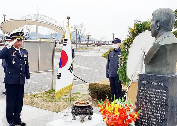 김홍희 해양경찰청장은 9일 목포 노을 공원에 건립되어 있는 故 박경조 경위를 참배하여, 대한민국 바다를 지키기 위해 자신의 목숨을 아끼지 않았던 고인의 희생정신을 기리고, 주변국으로부터 대한민국 해양영토를 빈틈없이 지키겠다는 해양주권 수호 의지를 되새겼다. (사진_서해지방해양경찰청)