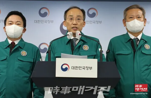 추경호 경제부총리 겸 기획재정부 장관이 지난달 29일 오전 서울 종로구 정부서울청사에서 화물연대 집단운송거부 관련 ‘업무개시명령 발동’ 등 관계부처 합동브리핑을 하고 있다. 이날 추 경제부총리는 “업무개시명령 발동에 따라 시멘트 분야 운송사업자와 운수종사자는 운송 거부를 철회하고 즉시 복귀해야 한다”며 “복귀 의무를 불이행하는 경우에는 법과 원칙에 따라 엄정히 대응할 것”이라고 경고했다.(사진_뉴시스)