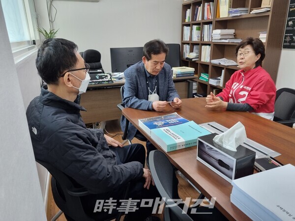 (사진 = 이은재 강남구청장 예비후보, 개포주공5단지 아파트 재건축 조합을 방문하여 조합장과 재건축 신속 추진에 대한 의견논의)