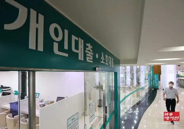 스트레스 DSR를 도입하게 된 배경 가계부채 증가세가 좀처럼 꺾이지 않고 있어서다. 지난 1월 전 금융권 가계대출은 전월대비 8000억 원 늘며 10개월째 증가해 새해 들어서도 가계부채 규모는 계속해서 확대되고 있다. 특히 전체 가계대출자 1983만 명 가운데 다중채무자가 차지하는 비중 또한 22.7%로 최대 수준을 기록했다. 이들의 평균 연체율(1개월 이상 원리금 연체 기준)은 1.5%로 집계됐다. 이는 2019년 3분기(1.5%) 이후 4년 만에 최고치다.(사진_뉴시스)