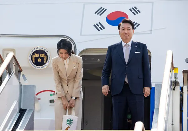 윤석열 대통령과 김건희 여사가 10일 오전 경기 성남시 서울공항에서 중앙아시아 3개국 순방을 위해 공군 1호기에 탑승하며 인사하고 있다.(사진_대통령실)