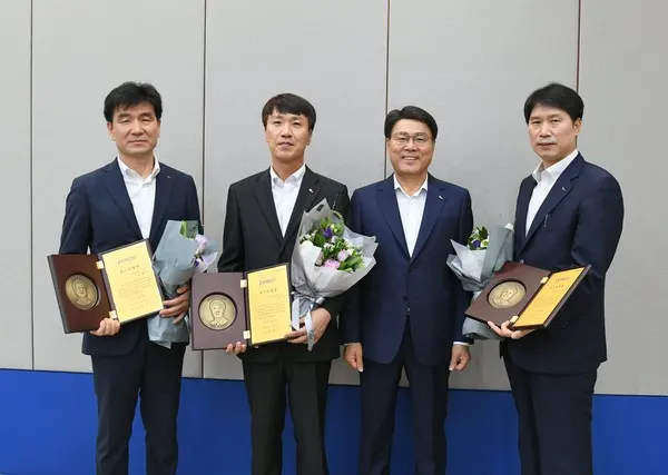 포스코 최정우 회장과 2020 포스코명장 3인이 기념촬영을 하고 있다 (좌측부터 손병근 명장, 이정호 명장, 최정우 회장, 정규점 명장)