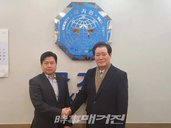 전갑길 이사장(오른쪽)과 김정주 회장이 기념촬영을 하고 있다. (사진_신준영기자)