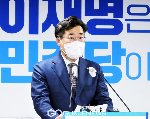 더불어민주당 박찬대 선대위 수석 대변인이 20일 오전 중앙당사 2층 브리핑 룸에서 국민의힘 윤석열 후보의 사과문에 대한 브리핑을 하고 있다(사진제공/국제뉴스)