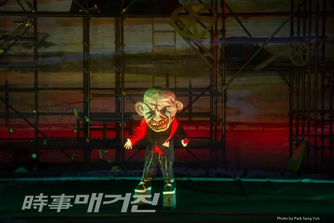 알베리히 역으로는 바리톤 세르게이 레퍼쿠스, 오스카 힐레브란트가 열연한다.  오페라 ‘니벨룽의 반지’ 1부 ‘라인의 황금’ (시사매거진=박상윤 문화전문 사진기자)