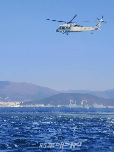 해군 특수전전단 해난구조전대(SSU)장병들이 15일 오후 경남 진해군항 인근 해상에서 해군 해상기동헬기(UH-60)를 타고 항공구조 훈련을 하고 있다.(사진_송상교기자)