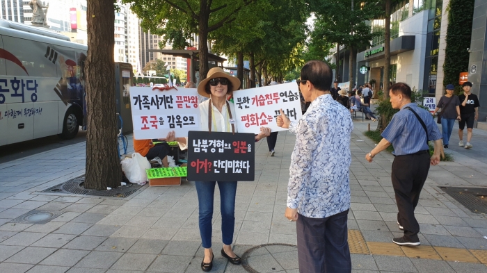 개인별 시위장비를 갖춘 집회 참가자 모습
