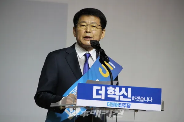 지난 20일 열린 더불어민주당 광주.전남.제주 당대표.최고위원을 선출하는 합동연설회에서 기호 5번 서삼석 최고위원 후보가 ‘전봇대 최고위원’이 되겠다며 발언하고 있다.(사진_서삼석 의원실)
