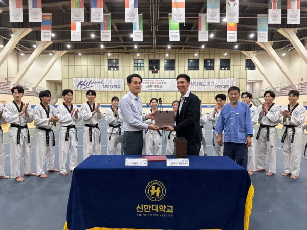 신한대학교와 글로벌태권도연맹과의 협약식 모습(사진 신한대학교)