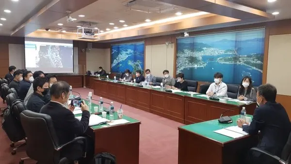 지난 15일 여수시청 상황실에서 표준지 담당 감정평가사 10명과 담당 공무원 6명 등이 간담회를 통해 표준지공시지가의 정확한 조사‧산정을 논의하고 있다.(사진_여수시청)