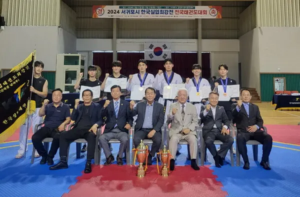 종합우승 시상식 후 선수들과 단체 사진 (사진_고흥군 체육회)