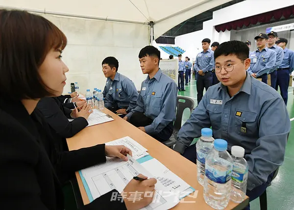 대한민국 해군 제2함대사령부와 중소벤처기업진흥공단이 "전역장병들의 취업지원과 중소기업의 인력문제 해소를 위해 17일(목) 함대 내 체육관에서 ”미니매칭 DAY"를 개최했다.(사진_해군2함대)
