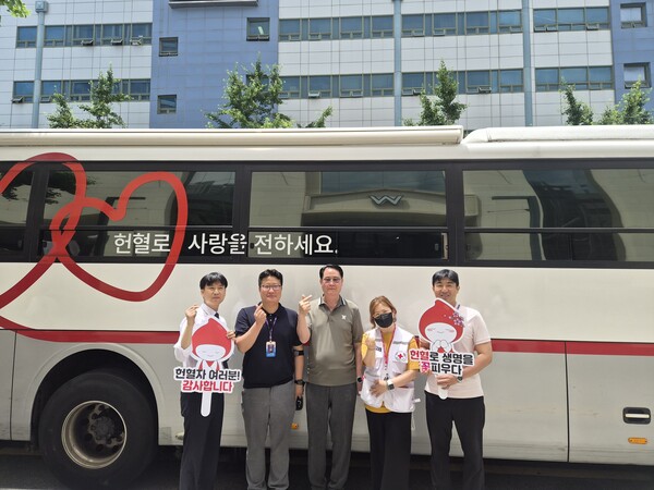 지난 18일 부산관광공사 정문에서 열린 '2026년 생명나눔 사랑의 헌혈' 행사에서 부산관광공사와 대한적십자사 부산혈액원, 올집아카이브4H, W웨딩시티 누리엔 등 참가기관 관계자들이 헌혈버스 앞에서 생명나눔 동참을 알리고 있다.(사진_부산관광공사)