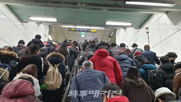 14일 국민대회를 위해 광화문역을 통하여 몰려드는 참가자들