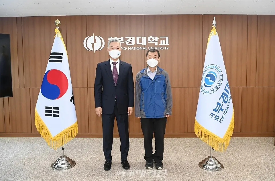 이훈구 전 부경대 교수(오른쪽)가 1억 원을 기부하고 장영수 총장과 기념촬영을 하고 있다.(사진_부경대학교)