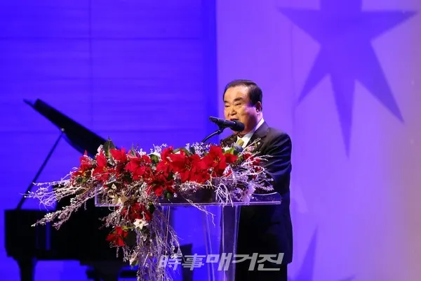 문희상 국회의장이 2일 오후 국회의원회관에서 열린 ‘제17회 국회 시 낭송의 밤’에 참석해 축사를 하고 있다.(사진_국회)