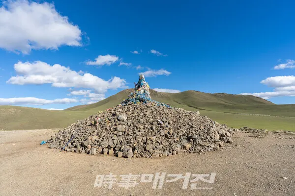 몽골의 샤머니즘을 보여주는 돌무지 어워. 몽골에서 어워는 재앙을 막아준다고 믿는다.(사진_하나투어)