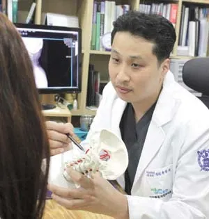 ▲ “통증을 느끼고 있는 환자들이여, 서울 시원한 통증의학과로 오라!”고 자신 있게 말하는 류형석 원장.