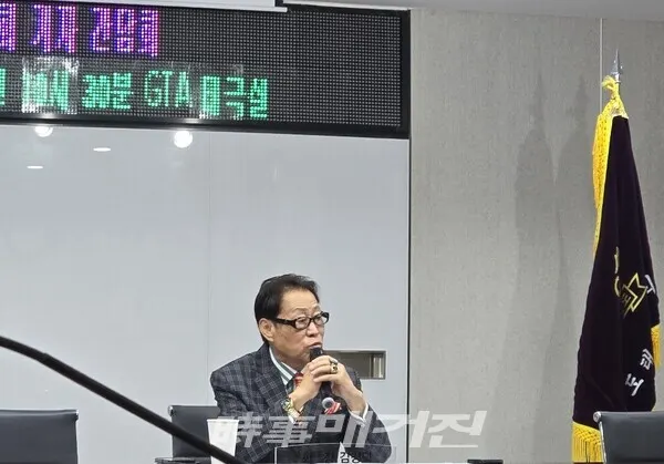 경기도태권도협회 김경덕 회장이 질문에 답을 하고 있다. (사진_이재욱 기자)