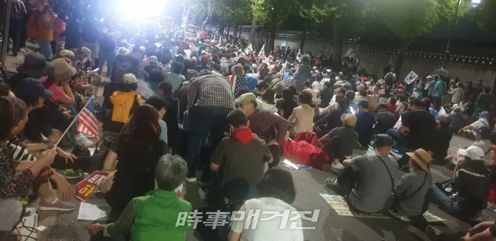효자동 청와대앞에서 경찰과 대치중인 연좌농성 시위자들