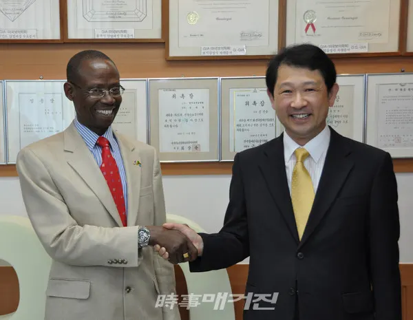 다양한 보석이 매장되어 아프리카의 보고로 알려진 탄자니아의 산업무역부 압둘라 오마리 카고다 장관과 보석 정보 교류를 위해 저희 한미감정원을 방원하여 협의 후에 김영출 원장과 기념 사진.
