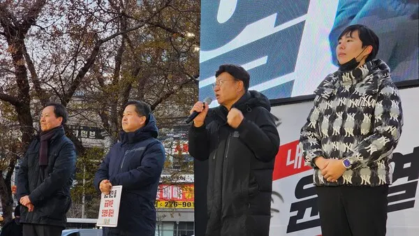 울산 야5당 시당위원장이 탄핵안 가결후 울산 시민의 승리, 국민의 승리를 외치고 있다.(사진_강정덕 기자)