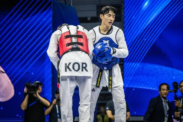 남자 –58kg급에 출전한 배준서(청) 선수와 김종명(홍) 선수(사진 세계태권도연맹)