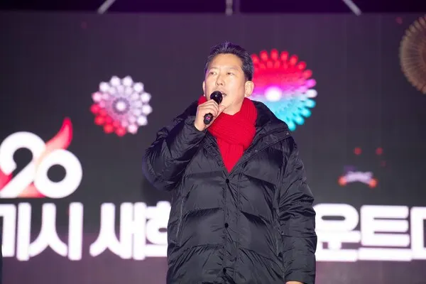 김장호 구미시장이 '2026 구미시 새희망 카운트다운'에서 인사말을 하고 있다.(사진_구미시)