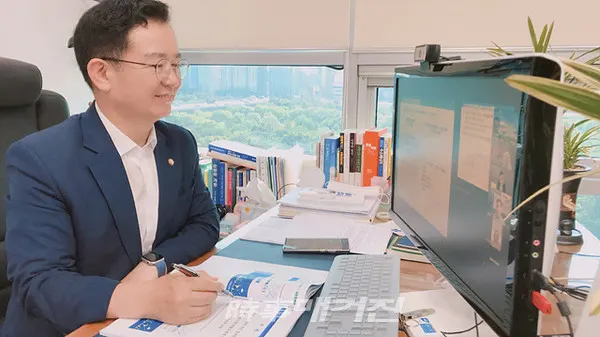 더불어민주당 이용빈 국회의원(광주 광산갑, 과학기술방송통신위원회)은 “22일 세계 차 없는 날을 맞아, 「그린뉴딜과 코로나시대 자전거정책 대전환을 위한 온라인 국회토론회」를 개최했다”고 밝혔다.(사진_이용빈 국회의원 의원실)