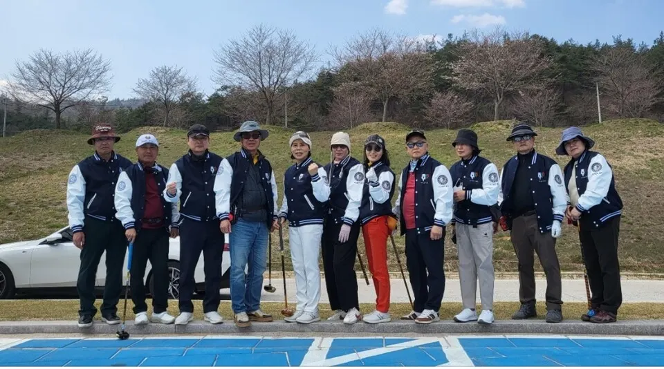 광주·전남 파크골프 회원들이 기념촬영을 하고있다(사진_한국저널리스트대학교육원)