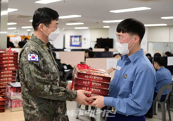 해군1함대사령부가 1월 13일(수) 코로나 블루 방지와 스트레스 완화 및 면역력 강화를 위하여 장병들에게 특식으로 피자와 홍삼즙을 제공했다.(사진_해군1함대사령부)
