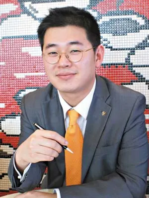▲ 최 홍 FC는 현장 활동을 통해 고객관리와 영업능력을 키우며 SM을 꿈꾼다. 장기적으로는 지점장이 꿈이다. 이에 최 FC는 FC 활동과 리쿠르팅을 병행하고 있다. 내실 있는 팀을 만들어가면서 차근차근 관리자의 면모를 쌓겠다는 각오다.